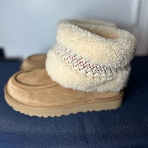 UGG | Women’s Classic Mini Braid Boots Chestnut Shearling Cozy Winter | Size 6